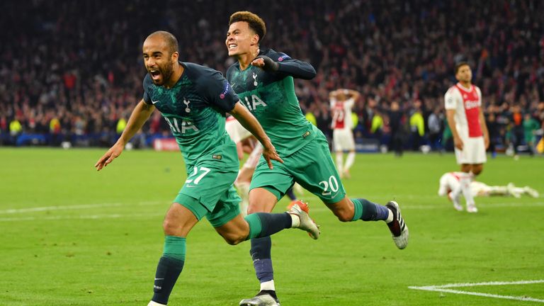 Lucas Moura de Tottenham Hotspur célèbre après avoir inscrit le troisième but de son équipe avec Dele Alli de Tottenham Hotspur lors du match retour de la demi-finale de la Ligue des champions UEFA opposant Ajax et Tottenham Hotspur au Johan Cruyff Arena à Amsterdam, Pays-Bas