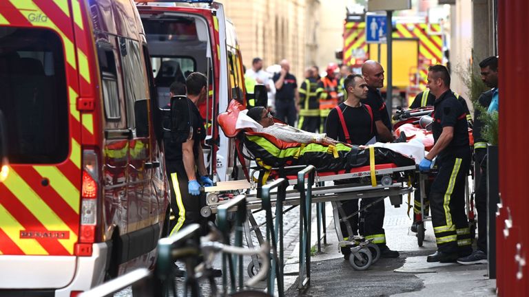 Une femme est allongée après que l'explosion a fait sept blessés