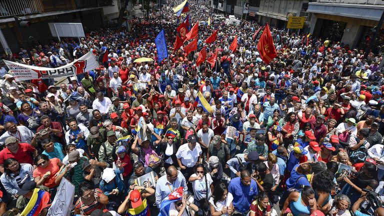 Les partisans du président vénézuélien Nicolas Maduro participent à un rassemblement dans les environs du palais présidentiel de Miraflores à Caracas le 30 avril 2019, après que les troupes eurent rejoint le chef de l'opposition, Juan Guaido, dans sa campagne visant à renverser le gouvernement de Maduro. - Guaido - accusé par le gouvernement de tenter un coup d'Etat mardi - a déclaré qu'il n'y avait "pas de retour en arrière" dans sa tentative d'évincer le président Nicolas Maduro du pouvoir