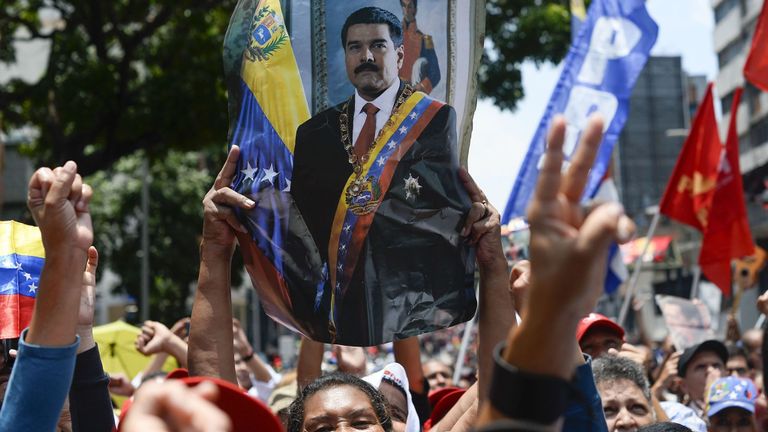 Les partisans du président vénézuélien Nicolas Maduro participent à un rassemblement dans les environs du palais présidentiel de Miraflores à Caracas le 30 avril 2019, après que les troupes eurent rejoint le chef de l'opposition, Juan Guaido, dans sa campagne visant à renverser le gouvernement de Maduro. - Guaido - accusé par le gouvernement de tenter un coup d'Etat mardi - a déclaré qu'il n'y avait "pas de retour en arrière" dans sa tentative d'évincer le président Nicolas Maduro du pouvoir