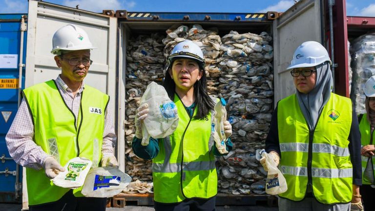 Le ministre de l'Environnement (au centre) a brandi de l'eau plastique australienne