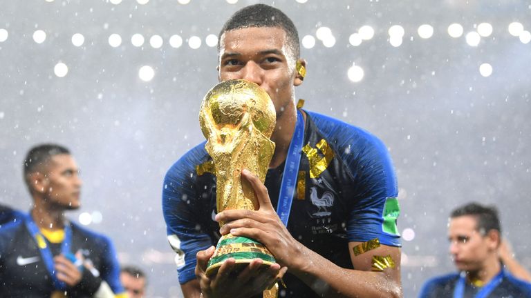 Kylian Mbappe de France célèbre avec le trophée de la Coupe du monde