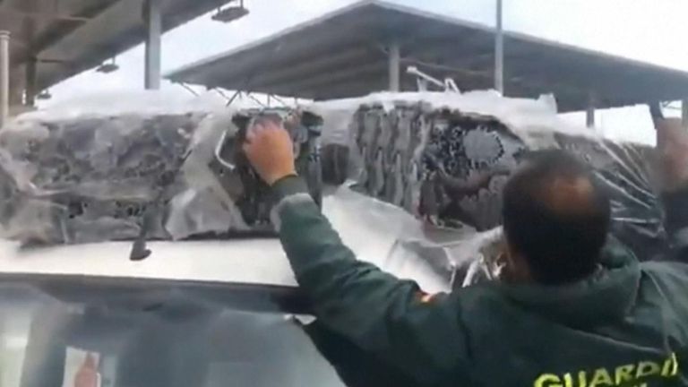 Migrants trouvés sur des matelas à un poste de contrôle dans l'enclave espagnole de Melilla en Afrique du Nord