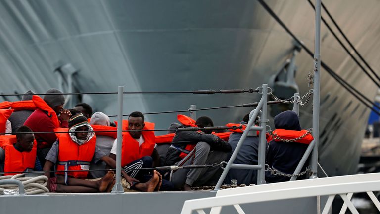 Des migrants assis sur un bateau de patrouille des Forces armées maltaises avant de débarquer à sa base du port de Marsamxett, à La Valette, à Malte, le 25 mai 2019. REUTERS / Darrin Zammit Lupi