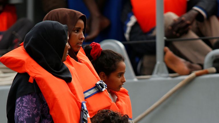 Des migrants débarquent d'un patrouilleur des Forces armées maltaises à sa base du port de Marsamxett, à La Valette, à Malte, le 25 mai 2019. REUTERS / Darrin Zammit Lupi