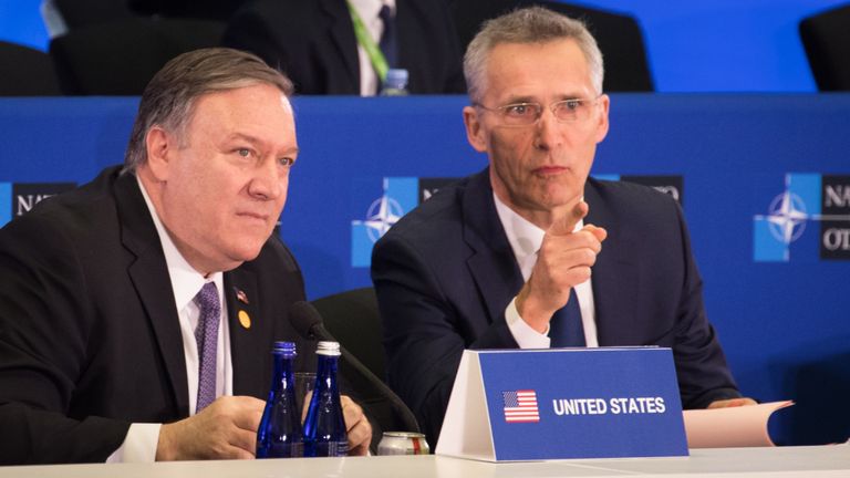 Le secrétaire d'État américain Mike Pompeo (à gauche) et le secrétaire général de l'OTAN, Jens Stoltenberg