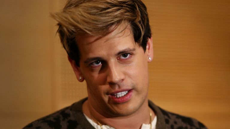 Milo Yiannopoulos, de Kent, en Angleterre, se moque de l'islam, de l'athéisme, du féminisme, de la justice sociale et de la rectitude politique dans ses discours et ses écrits