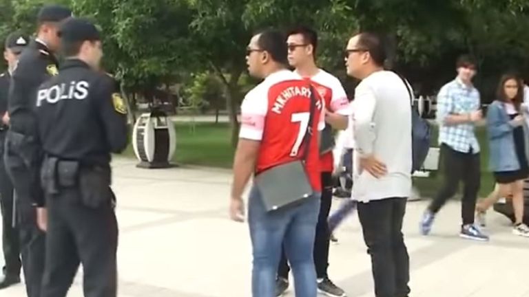 La police arrête les fans d'Arsenal