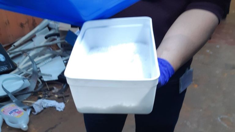 La boîte contient environ 600 grammes de crystal meth, d'une valeur marchande de 60 000 € (52 000 £).