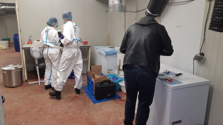 Les enquêteurs ont travaillé rapidement pour récupérer les preuves et démanteler le laboratoire à bord du cargo 80 pieds
