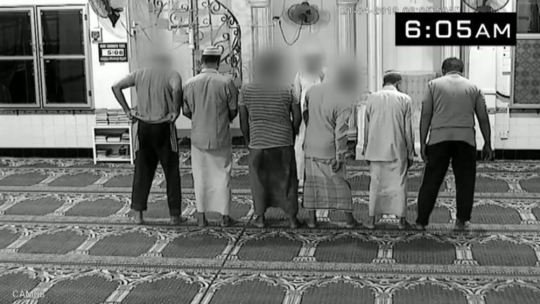 Mohammed Azar - à l'extrême droite - se joint aux autres pour prier
