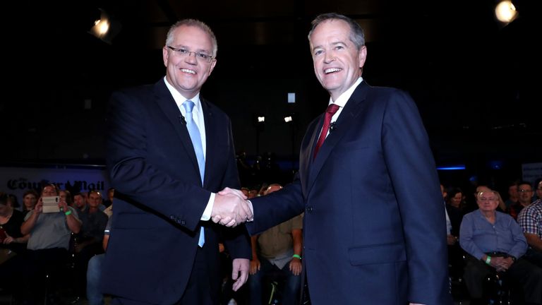 Dans cette image fournie par News Corp Australia, le Premier ministre Scott Morrison et le chef de l’opposition Bill Shorten serrent la main devant le forum Sky News / Courier Mail People, organisé le 3 mai 2019 à Brisbane, en Australie.