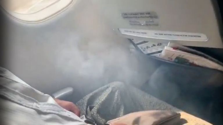 La fumée pénètre dans la cabine alors que les passagers attendent l'évacuation après que le vol UB103 de Myanmar National Airlines ait atterri sans roue avant à l'aéroport international Mandalay de Tada-U (Birmanie) le 12 mai 2019 dans cette image fixe extraite d'une vidéo de média social. Nay Min via REUTERS