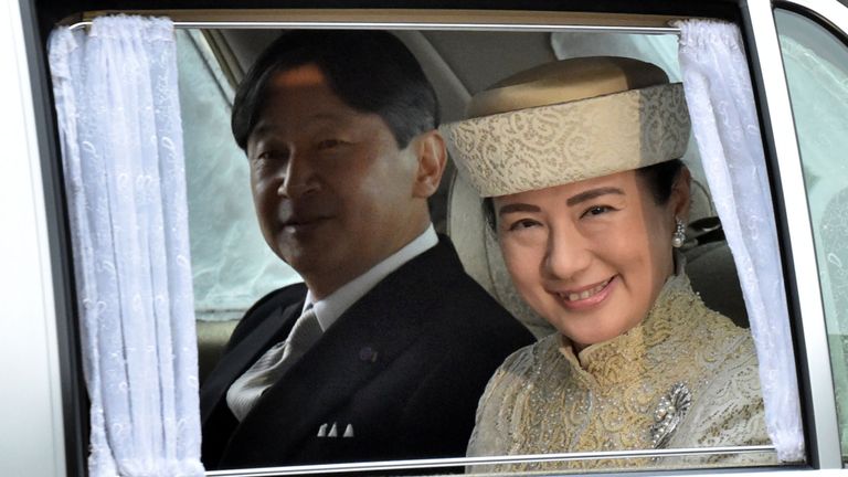 Le prince héritier Naruhito et la princesse héritière Masako arrivent pour la cérémonie d'abdication