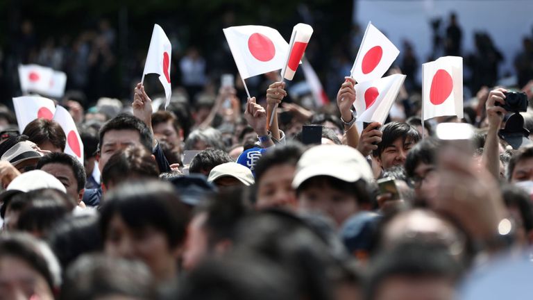 L’empereur du Japon Naruhito (à gauche) lit une déclaration alors que lui et l’impératrice Masako (à droite) font leur première apparition publique après l’ascension sur le trône au Palais impérial à Tokyo le 4 mai 2019.