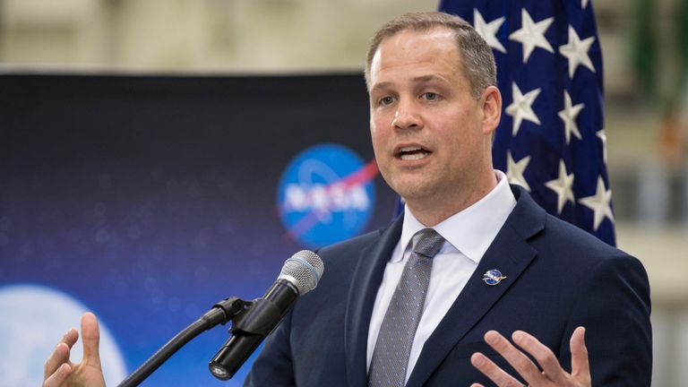 CAP CAN CANVERAL, FL - 11 MARS: Dans cette photo, Jim Bridenstine, administrateur de la NASA, explique aux employés les progrès réalisés par l’agence en matière d’envoi d’astronautes sur la Lune et sur Mars lors d’un événement télévisé au bâtiment Neil Armstrong Operations and Checkout à Le centre spatial Kennedy de la NASA le 11 mars 2019 à Cape Canaveral, en Floride. La sonde spatiale Orion de la NASA, qui doit être pilotée dans Exploration Mission-2, était exposée pendant l'événement. (Photo par Aubrey Gemign