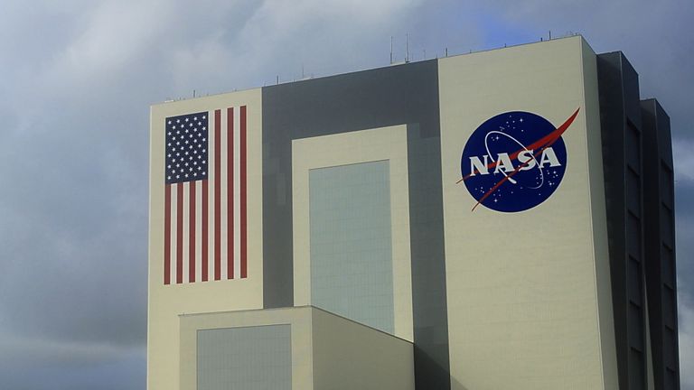 De gros nuages ​​commencent à se déplacer sur le Vehicle Assembly Building le 11 septembre 2009 au Kennedy Space Center en Floride. La NASA a échappé à deux tentatives d'atterrissage vendredi à KSC en raison du climat défavorable. La NASA tentera d'atterrir plus tard le 11 septembre à la base aérienne Edwards en Californie. AFP PHOTO / Karen BLEIER (Photo de KAREN BLEIER / AFP) (Le crédit photo devrait correspondre à KAREN BLEIER / AFP / Getty Images)
