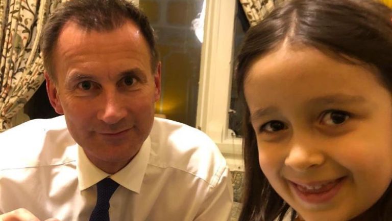 Le ministre des Affaires étrangères, Jeremy Hunt, rencontre Gabriella, fille de Nazanin Zaghari-Ratcliffe, un Britannique, un Iranien emprisonné. Il a apporté des cadeaux pour les deux. Nazanin a créé des poupées pour la fille de Gabriella et Hunt.

CRÉDIT - Pic: @FreeNazanin