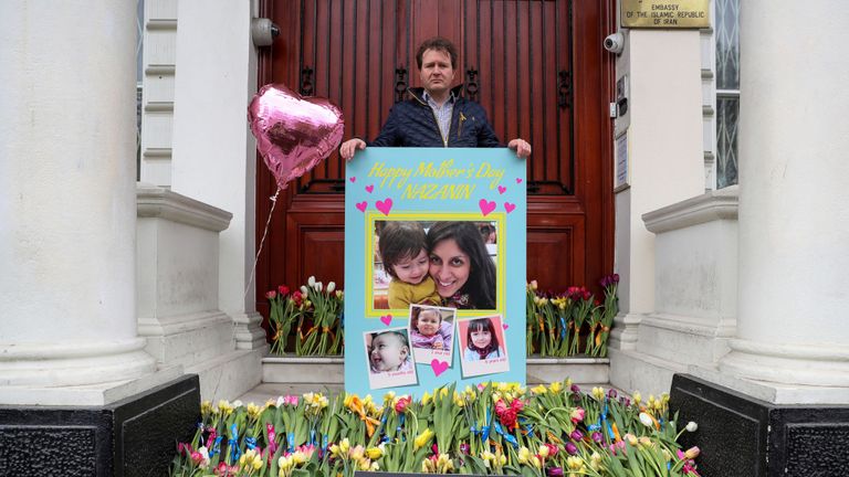 Richard Ratcliffe a remis à l'ambassade d'Iran une carte signée par près de 20 000 personnes pour son épouse.