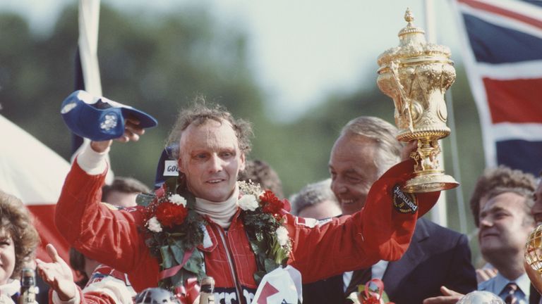 Lauda célèbre sa victoire au GP britannique à Brands Hatch en 1982