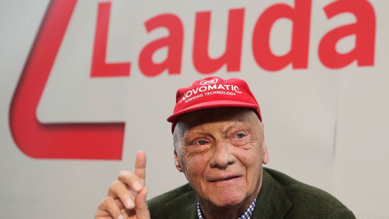 Lauda prend la parole lors d'une conférence de presse présentant sa compagnie aérienne Laudamotion