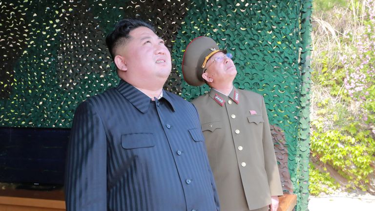 Kim Jong Un, chef de la Corée du Nord, supervise une 