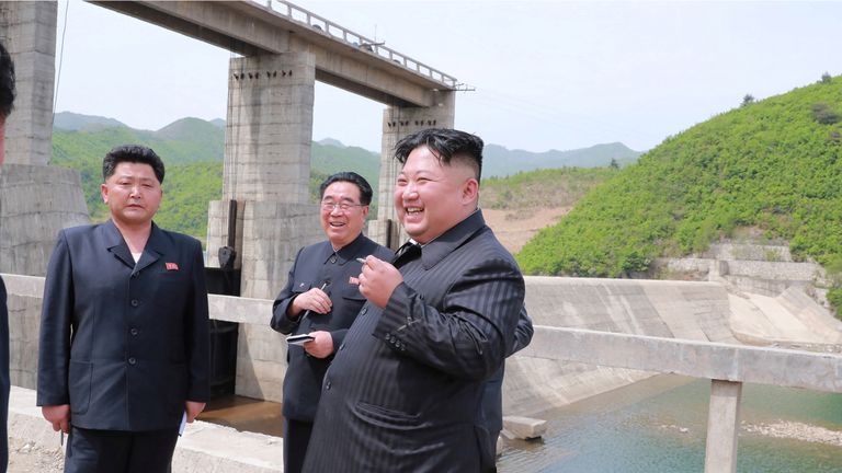 Le dirigeant nord-coréen Kim Jong Un visite la deuxième centrale électrique de Kumyagang en Corée du Nord