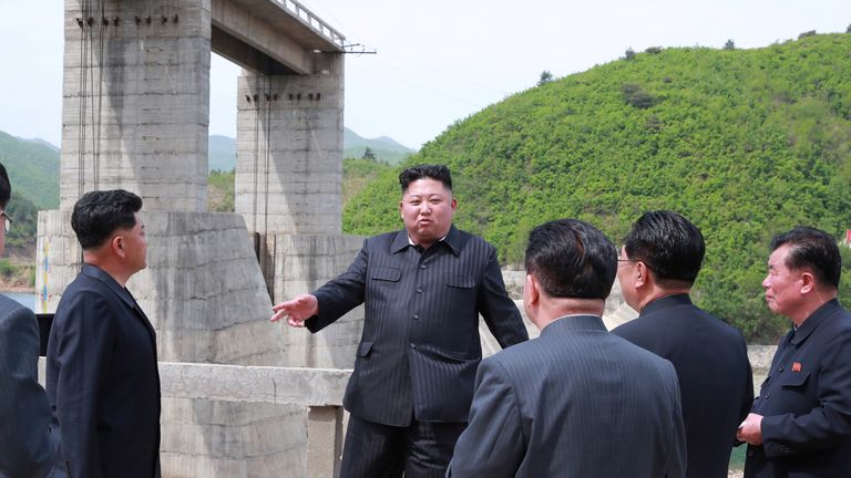 Le dirigeant nord-coréen Kim Jong Un visite la deuxième centrale électrique de Kumyagang en Corée du Nord