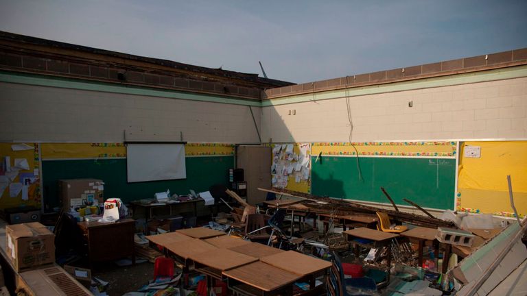 Une salle de classe d'une école de l'Ohio est laissée sans toit
