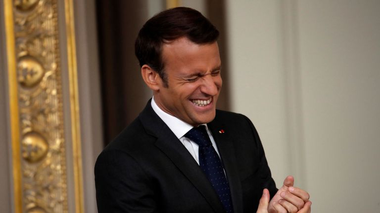 Les gens dans la rue appellent aujourd'hui à la révolution et à la démission du président Macron.