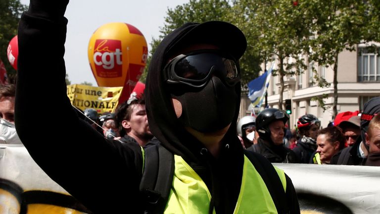 Les manifestants ont apporté des lunettes et des masques à gaz ainsi que leurs gilets jaunes.