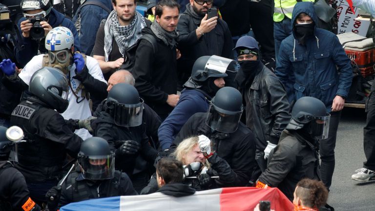 La police française arrête un manifestant lors du rassemblement du 1er mai