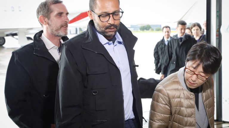 Les otages libérés Patrick Picque, à droite, et Laurent Lassimouillas avec un otage sud-coréen ont été accueillis par le président Macron