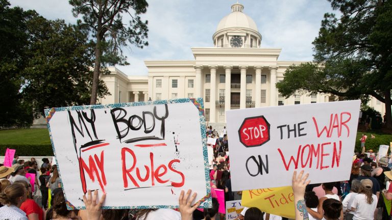 Des militants en faveur de l'avortement devant le capitole de l'Alabama 