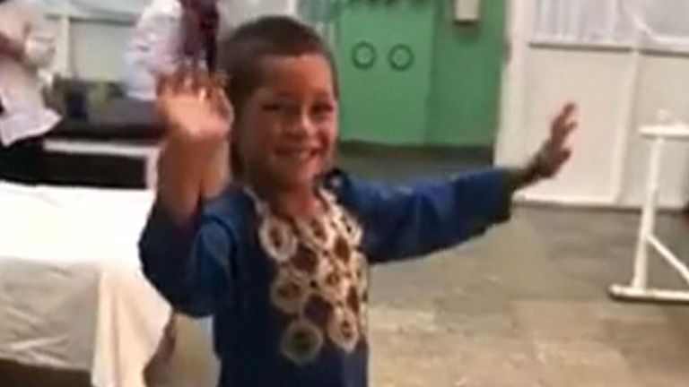 Garçon avec une jambe prothétique danse avec joie