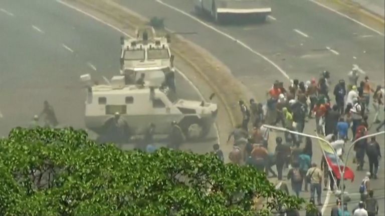 Des véhicules militaires conduits dans la foule de manifestants à Caracus