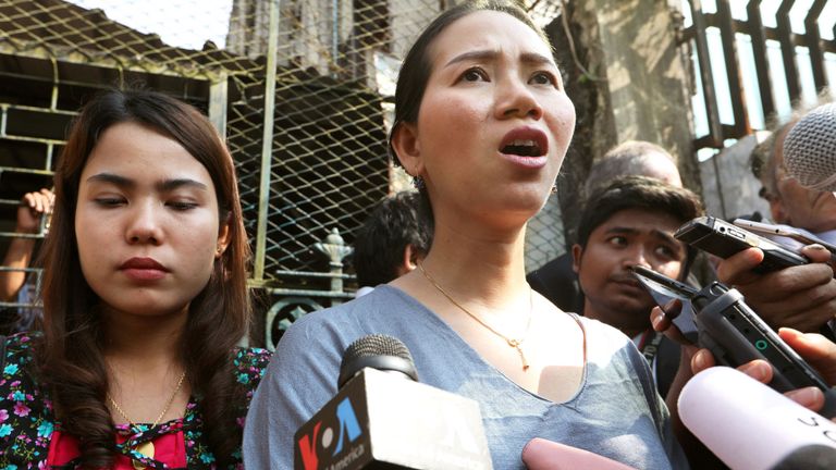 Pan Ei Mon (à gauche) et Chit Su Win, les femmes de Wa Lone et Kyaw Soe Oo, deux journalistes emprisonnés à Reuters, parlent aux médias après que leur appel ait été rejeté par un tribunal de Yangon, au Myanmar