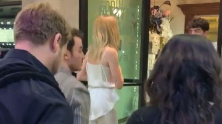 Diplo a mis en ligne des images de Sophie Turner et de Joe Jonas se mariant apparemment sur son compte Instagram. Pic: @diplo