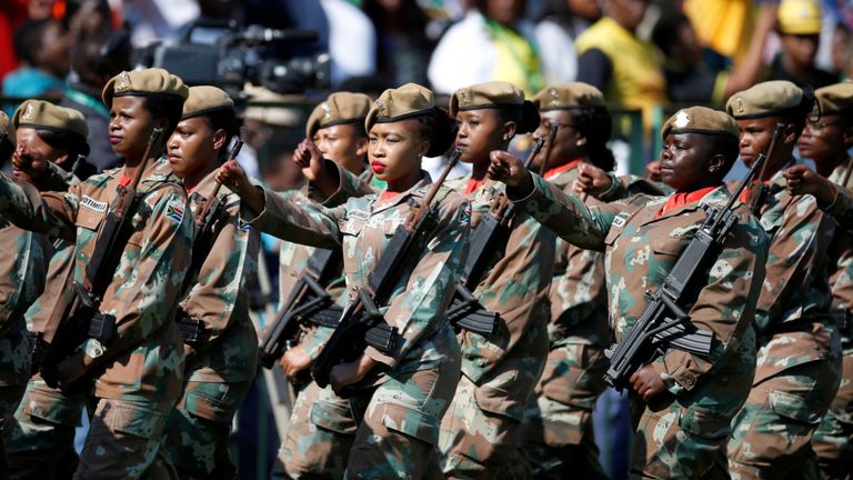 Les soldats défilent lors de l'inauguration de Cyril Ramaphosa