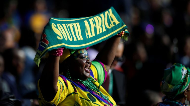 Les supporters chantent à leur arrivée pour l'inauguration de Cyril Ramaphosa 