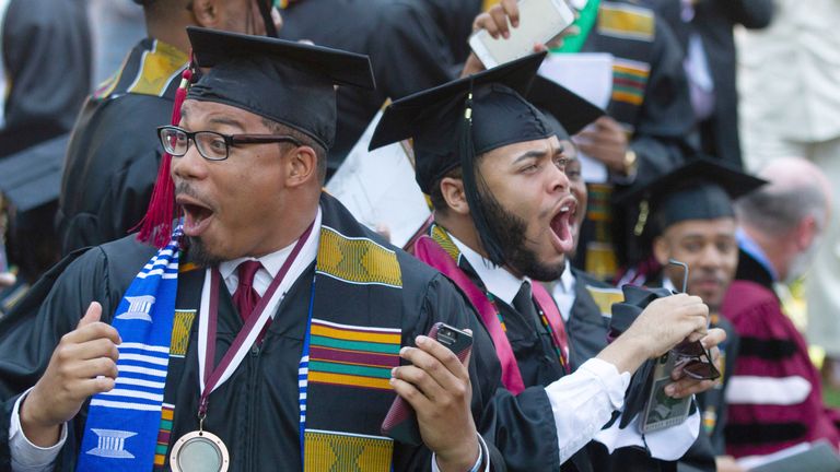 Les étudiants célèbrent lorsque le milliardaire Robert F. Smith annonce qu'il accordera des subventions pour éliminer la dette étudiante de l'ensemble de la promotion de 2019 au Morehouse College d'Atlanta