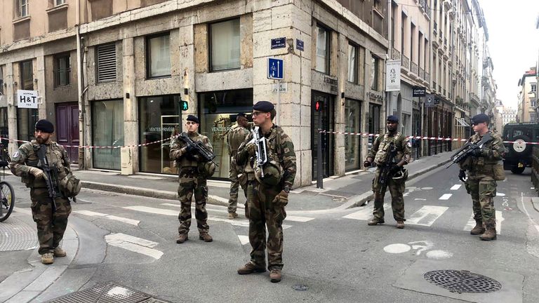 Les soldats du plan anti-terroriste français "Vigipirate Mission" sécurisent l'accès près du site d'un attentat à la bombe présumé au centre de Lyon
