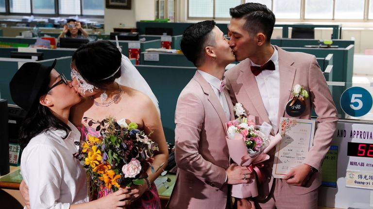 Les couples Shane Lin (à droite) et Marc Yuan, ainsi que Cynical Chick (à gauche) et Li Ying-Chien s'embrassent après s'être inscrits pour le mariage homosexuel au bureau d'enregistrement des ménages du district de Shinyi à Taipei, à Taiwan, le 24 mai 2019. REUTERS / Tyrone Siu