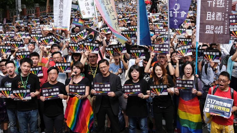 Les partisans du mariage de même sexe prennent part à une manifestation au Parlement sur trois projets de loi sur le mariage de même sexe, en dehors du Yuan législatif de Taipei, à Taiwan, le 14 mai 2019. REUTERS / Tyrone Siu