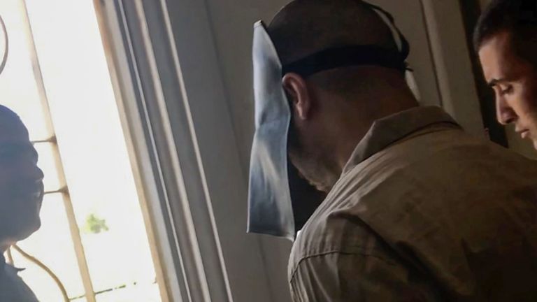Une capture d'image tirée d'une vidéo de l'AFPTV montre le djihadiste belge Tarik Jadaoun, connu sous le nom d'Abou Hamza al-Beljiki, escorté hors du tribunal après son procès à Bagdad le 22 mai 2018.