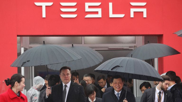 Le 7 janvier 2019, Elon Musk (à gauche), patron de Tesla, accompagne le maire de Shanghai lors de la cérémonie d'inauguration des travaux d'une usine Tesla à Shanghai. - Musk a présidé l'inauguration des travaux d'une usine de Shanghai qui autorisera la voiture électrique fabricant à esquiver le trafic tarifaire entre la Chine et les États-Unis et à vendre directement au plus grand marché du monde pour 