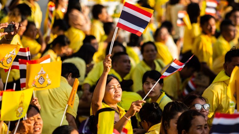 Bangkok, Thaïlande - 5 mai: les spectateurs thaïlandais regarder la procession royale terrestre pour le roi Maha Vajiralongkorn le 5 mai 2019 à Bangkok, en Thaïlande. La Thaïlande a célébré son premier couronnement pour la première fois depuis près de sept ans. Le roi Maha Vajiralongkorn, alias Rama X, a été couronné samedi après une longue période de deuil pour le roi Bhumibol Adulyadej, décédé en octobre 2016 à l'âge de 88 ans. La cérémonie du roi Vajiralongkorn aurait coûté environ 31 millions de dollars.