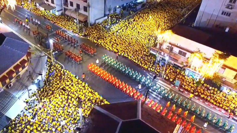 Cette vidéo prise par Thai TV Pool, le 5 mai 2019, présente une vue aérienne de la foule regardant le cortège du couronnement du roi Maha Vajiralongkorn de Thaïlande à Bangkok. (Photo par Thai TV Pool / THAI TV POOL / AFP) (Le crédit photo doit correspondre à THAI TV POOL / AFP / Getty Images)
