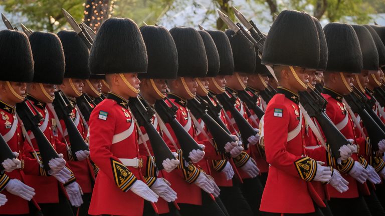 Bangkok, Thaïlande - 05 mai: La garde royale mars lors de la procession de terre royale pour le roi Maha Vajiralongkorn le 5 mai 2019 à Bangkok, en Thaïlande. La Thaïlande a célébré son premier couronnement pour la première fois depuis près de sept ans. Le roi Maha Vajiralongkorn, alias Rama X, a été couronné samedi après une longue période de deuil pour le roi Bhumibol Adulyadej, décédé en octobre 2016 à l'âge de 88 ans. Le roi Vajiralongkorn aurait coûté environ 31 millions de dollars à une cérémonie complexe de trois jours 