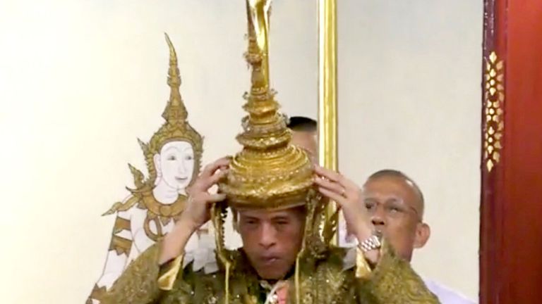 Le roi Maha Vajiralongkorn de Thaïlande est couronné